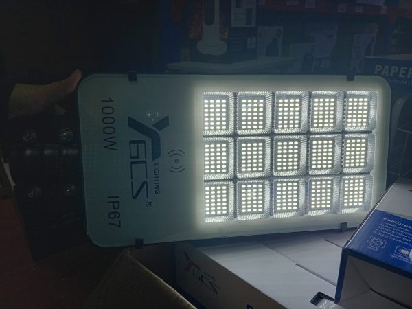 FOCO SOLAR IP67 CON SENSOR DE MOVIMIENTO DE 1000 WATS - Imagen 2